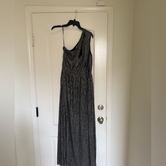 Dress The Population 
Kienna Gown - Picture 4 of 11